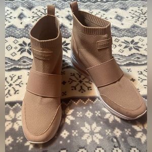 Marc Fisher, sz 8 1/2 in rose gold.